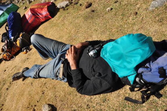 Descansando e esquentando-se ao sol no nosso acampamento na região da Cordillera Blanca, próximo à Huaraz - Peru